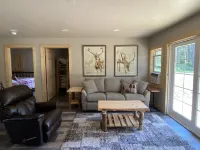 Newly Renovated Cabin (dog friendly)