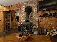 Nestled in the Woods of Chimney Hill--Very Close to Wilmington VT/Mt Snow 威爾明頓酒店