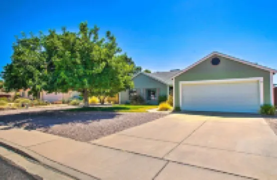 New AZ Oasis, Fire Pit, Yard, Grill, & Hot Tub!