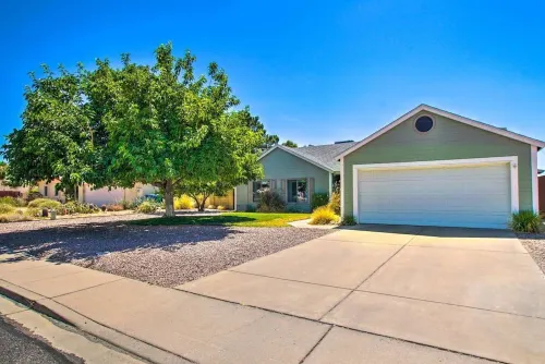 New AZ Oasis, Fire Pit, Yard, Grill, & Hot Tub!