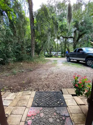 Unique stay in the Hammock filled with local art St. Joe Walkway/Palm Coast Linear Park附近的飯店