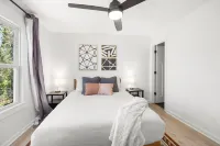 Outdoor Projector, Arcade, Fire Pit, 2 Living Rooms, Fire Pit, and more! Hotels in Snellville