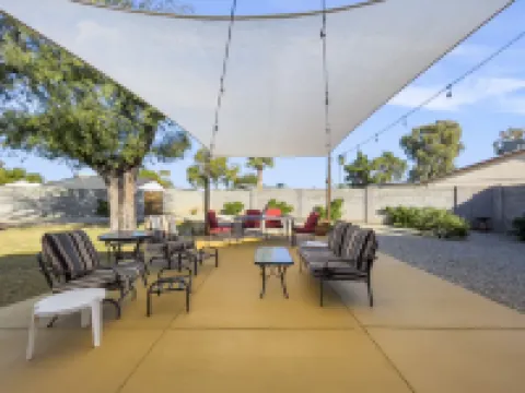 Garden House with 2 Kings, Playroom, and Pool!