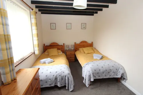Spacious dog-friendly cottage in an idyllic rural setting near amazing beaches