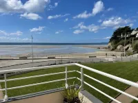 Beachfront apartment with balcony 50 m from the beach