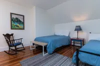 Historic 150-Year-Old Farmhouse, Jacuzzi Included