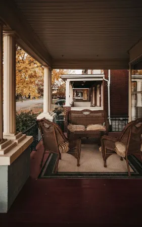 Bright, Cozy, Artistic Victorian.  Walking distance to Downtown and The Falls! Отели рядом с достопримечательностью «Парк штата Уирлпул»