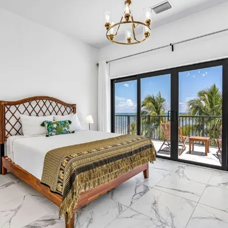 Wide Horizon oceanfront. 4 bedroom, 4 ½ bath, kayaks, pool + observation deck.