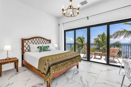 Wide Horizon oceanfront. 4 bedroom, 4 ½ bath, kayaks, pool + observation deck.