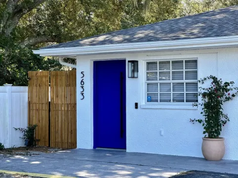 Cozy Home in Historic Zephyrhills. 澤弗希爾斯酒店