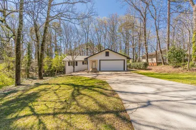 4 Kings!  Only 1.5 miles to downtown Roswell Hotels near East Roswell Park