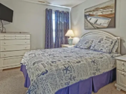 Bright and Airy Condo.  One block to the Beach.  Great location. 海島城酒店
