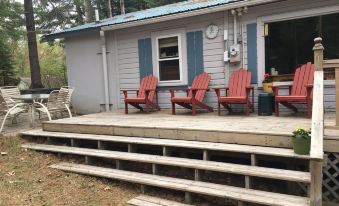 Cute, rustic cabin in Side Lake, No WiFi