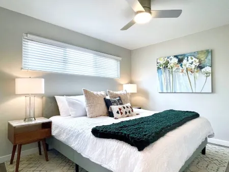 Walk Downtown • Work Here + Desk + Fast WiFi • King Bed • Remodeled Kitchen