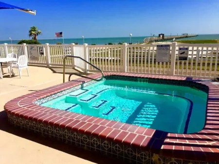 Waterfront, Romantic, Views, Pool/Hot tub, Kitchen, 2 TVs, Fishing Pier, WIFI