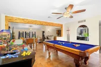 3 bed home with Luxury Hot Tub, Deck, Wifi and Arcade Games