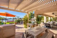 Beautiful sunset Lakehouse with with amazing views and heated pool and jacuzzi !