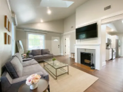 Stylish 2-bedroom Home in Downtown Vancouver