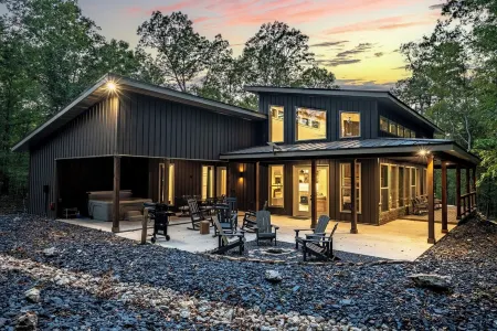Hot Tub, Fire pit, Games, Crystals, Hiking & More-Lake Ouachita's Luxury Retreat