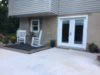 Modern , farmhouse basement, suite, queen bed, efficiency , dogs welcome.