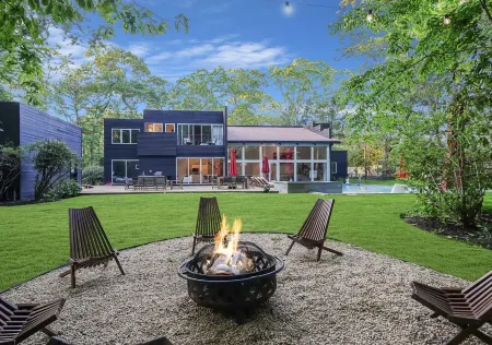 Stylish Modern Retreat in the Heart of the Hamptons: Your Perfect Getaway!