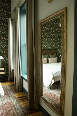 Stylish Condo Overlooking Broadway