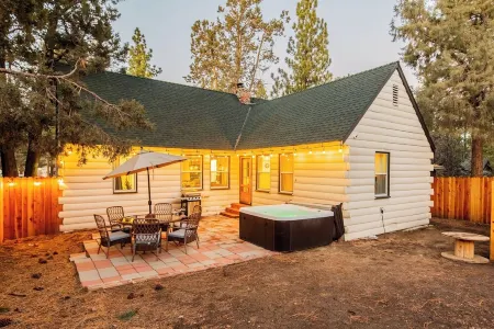 Toasty Marshmallow Cabin: 3b/2b Ideal Layout. Pets Ok. Spa. Games & Poker Table