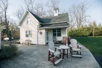 Adjacent to beaches, 3 minute walk to downtown, Quiet Atmosphere, FREE WIFI