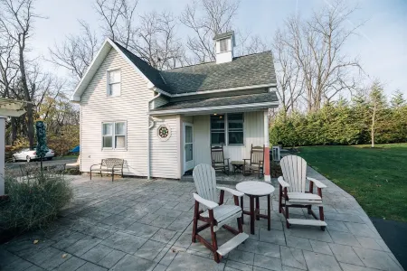 Adjacent to beaches, 3 minute walk to downtown, Quiet Atmosphere, FREE WIFI