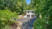 LUXURY FARMHOUSE, 2 Living spaces, Sleeps 12, PRIVATE in the mtns, 10min to town