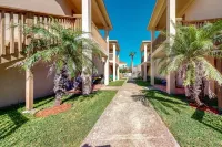 2BR Condo, Walk to Beach, Pool, WiFi