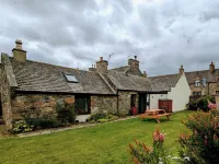 Stylish traditional cottage in the heart of Whisky country Hotels in Ballindalloch