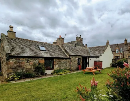 Stylish traditional cottage in the heart of Whisky country Отели в г. Ballindalloch