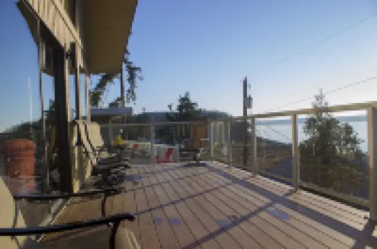 Cozy Camano Island Retreat & Gallery w/beach access.