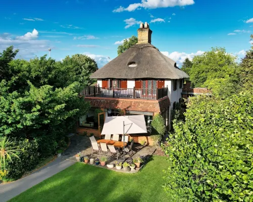 Charming Riverside Cottage - Ideal for Families & Groups, Pool, Gardens & River Hotel a Staines