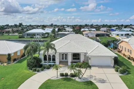 RUM CAY GETAWAY: South facing waterfront home, private pool/spa, bar, and dock. Отели в г. Пунта-Горда