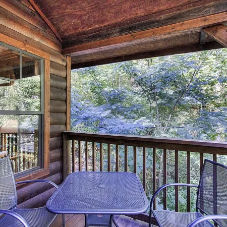 Romantic, Cozy & Beautiful Getaway Cabin, Hot Tub & Close to Parkway!