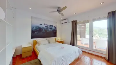 Oceanfront Villa "Mare Cubum" Panoramic Views, Extreme Location, Pool, Climate! Hotels near Marina del Este