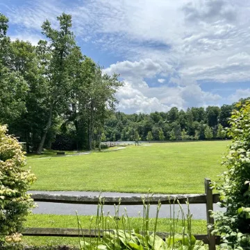 Amazing Whimsical Mtn Cabin! Pet Friendly, Hot Tub, Fireplace, Winery, Skiing