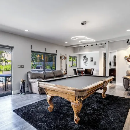 Complete Tropical Staycation,Heated Pool, Pool Table, 5 Bedrooms, 9 Beds, 4 Bath