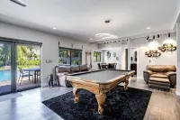 Complete Tropical Staycation,Heated Pool, Pool Table, 5 Bedrooms, 9 Beds, 4 Bath