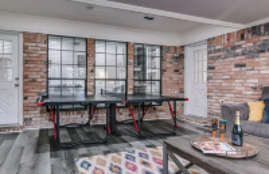 Large House with a Living Room and Game Room; Sleeps 10