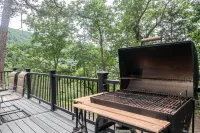 Luxury mountain cabin W/ hot tub & majestic views
