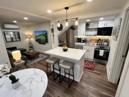 Brand New 2-Bedroom Apartment in Ballard! Отели рядом с достопримечательностью «Sakya Monastery of Tibetan Buddhism»