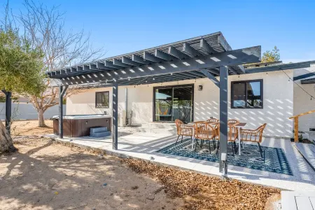 New Listing! Desert Oasis ~ Hot Tub Отели в г. Туэнтинайн-Палмс