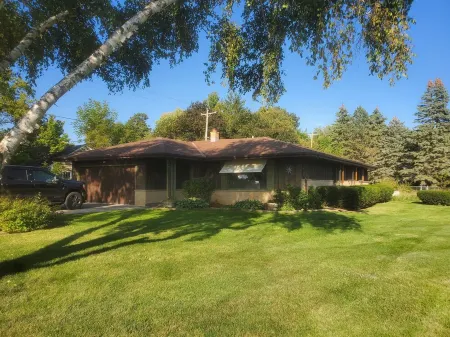 Nautical Splash Pad, Spacious Home, Private Pool & Cedar Hot Tub. Отели в г. Racine County