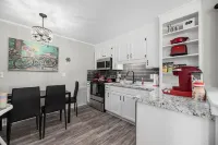 Magnolia Small Apartment w/ King-size Amenities- High Quality Beds & Pillows!