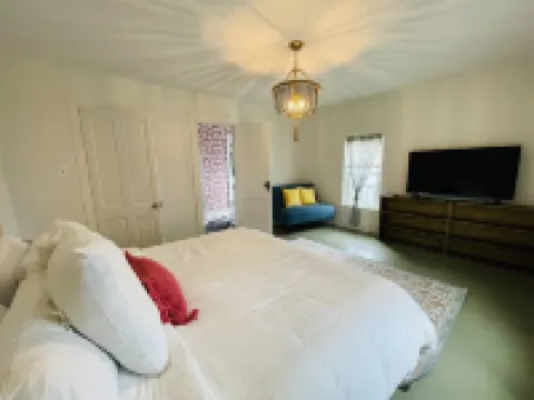 Eclectic cottage, steps from downtown Hotels in Carlton