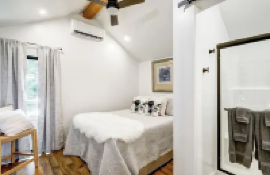 Cozy tiny home with 1 bedroom and WiFi, serene & peaceful glamping