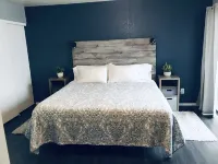 Bright, stylish retreat near the Foothills